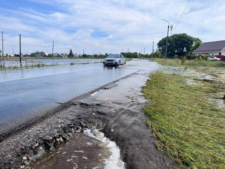 На челябинской реке вода за сутки ушла почти на полметра. Фото