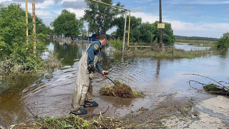 На челябинской реке вода за сутки ушла почти на полметра. Фото